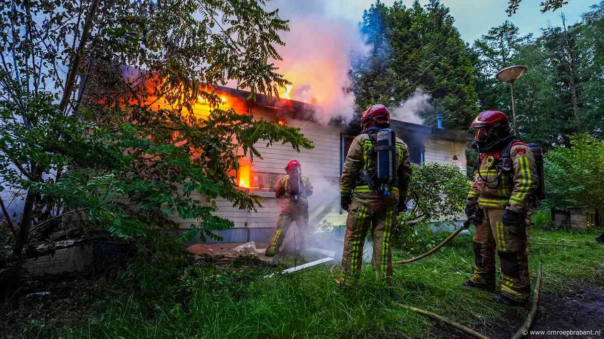 Twee chalets in brand op vakantiepark, politie vermoedt brandstichting
