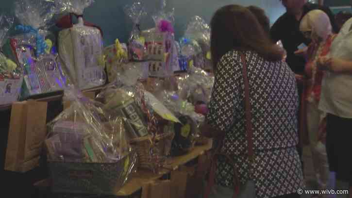 Community holds benefit for DC Theatricks owners 15 months after devastating fire