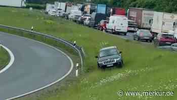 Wegen Stau auf der Autobahn: SUV kracht über Wiese – „Der Typ hat Eier“