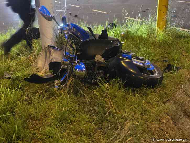 Scooter geschept door auto op kruising, slachtoffer gewond naar ziekenhuis