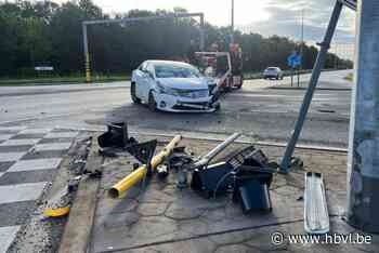 Auto knalt tegen verkeerslichten in Hasselt: twee personen naar het ziekenhuis