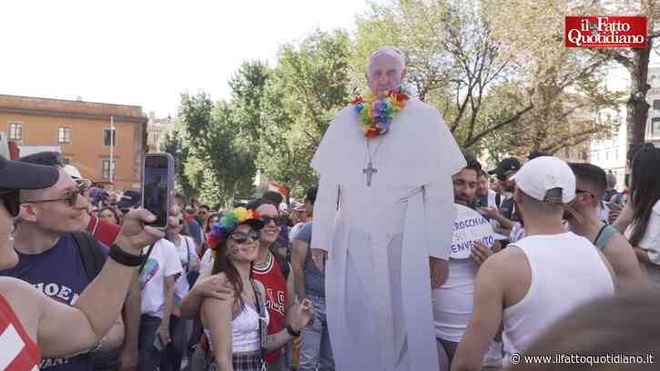 Roma Pride, il videoracconto tra cartonati del Papa e bandiere palestinesi: “Clima peggiorato, ho paura a uscire col partner”