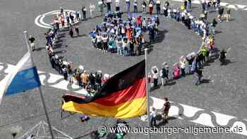 Weltrekordversuch am Augsburger Rathausplatz: 80 Mal "Frieden"