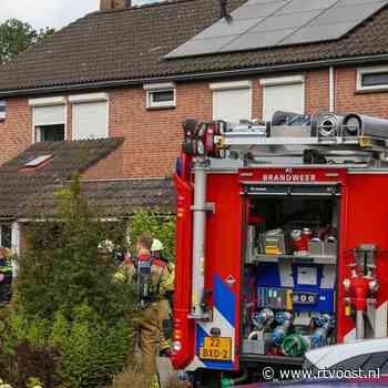 112 Nieuws: buren en brandweer blussen woningbrand in Losser