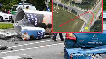 Spur der Verwüstung: BMW-Fahrer rammt Auto, dann brettert er durch Litfaßsäule und landet auf Feld