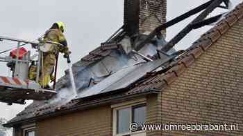 Brand op dak van huis met zonnepanelen, dak compleet verwoest