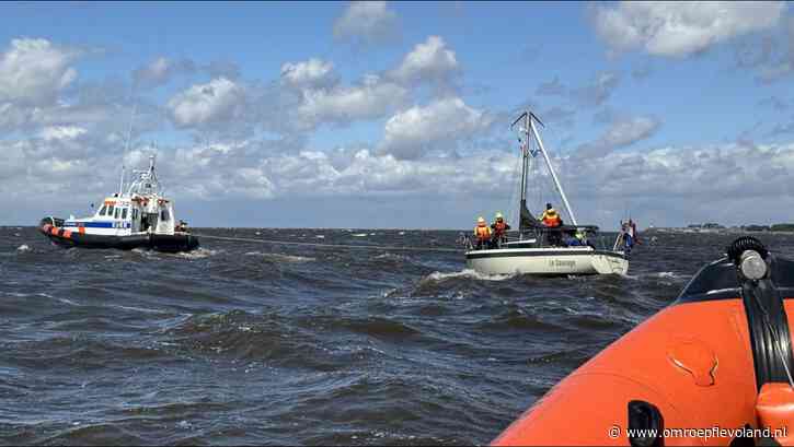 Urk - KNRM rukt uit voor zeilboot met kind aan boord nadat mast afbreekt