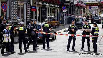 Duitse politie schiet man met hakbijl neer bij Oranjemars in Hamburg