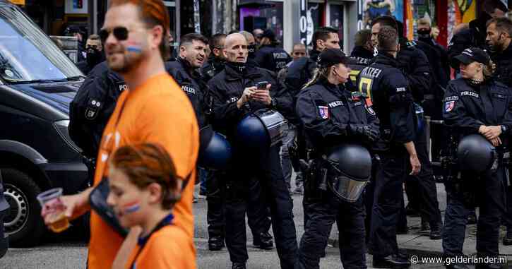 Politie schiet in Hamburg man neer die met bijl opdook in fanmars Oranje, had het niet voorzien op supporters
