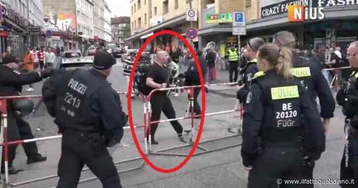 Amburgo, minaccia gli agenti con un piccone e una molotov davanti allo stadio prima dell’inizio di Polonia-Olanda: la polizia spara