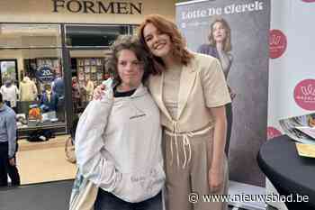 Tientallen fans schuiven aan voor foto met zangeres en actrice Lotte De Klerck