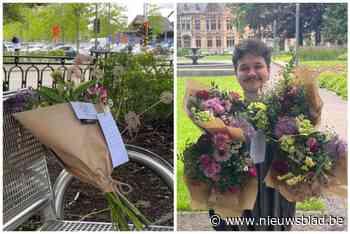 Florist Bruce (27) verstopt voor het eerst bloemen in zijn stad: “Ik wil iets teruggeven”