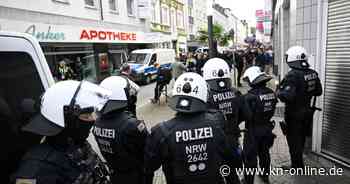 Vor EM-Spiel in Gelsenkirchen: Fans schlagen aufeinander ein