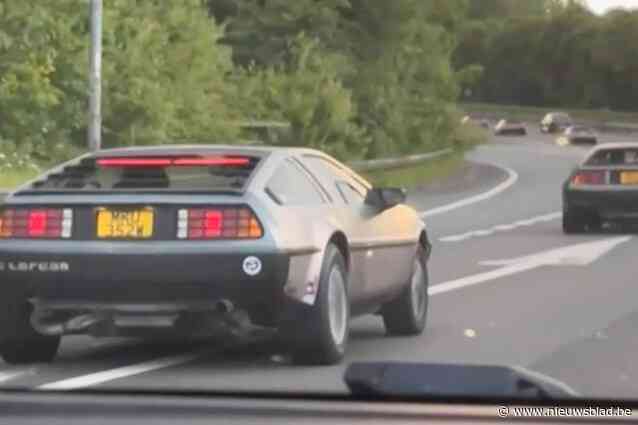 Man ziet plots 24 iconische ‘Back to the future’-DeLoreans passeren op snelweg: “Alsof er eentje door de tijd reist”