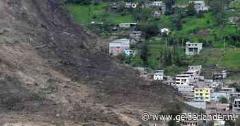 Zes doden en tientallen vermisten bij aardverschuiving in Ecuador, drie auto's overspoeld door modder