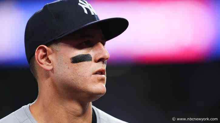 Yankees 1B Anthony Rizzo leaves game with apparent injury to right wrist after collision