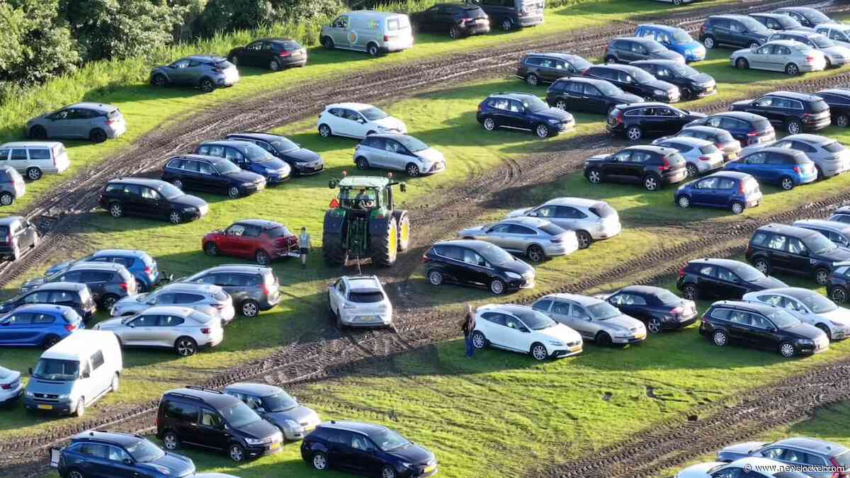Meeste auto's van Oerol-bezoekers die vastzaten in modder zijn weer los