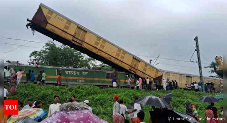 Goods train rams into Kanchanjungha Express in Bengal; loco pilot dead, 16 injured