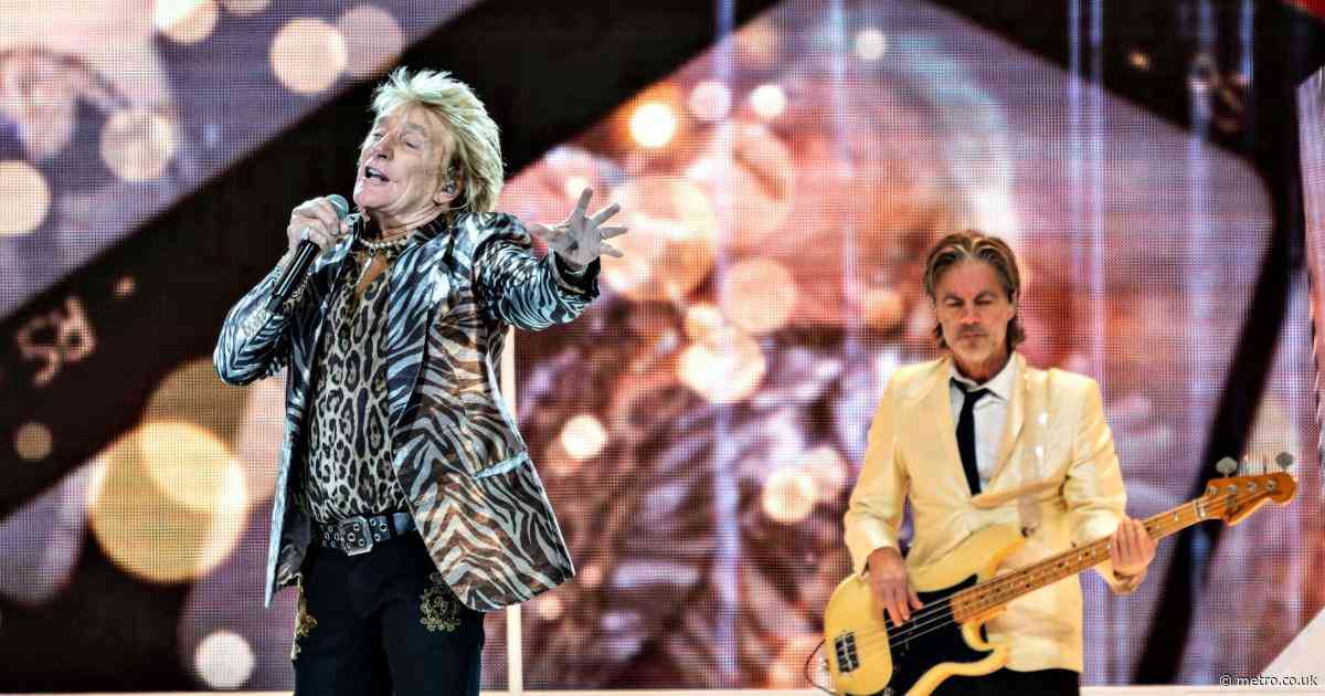 Sir Rod Stewart ‘booed’ in Germany after showing images of Ukraine flag and president