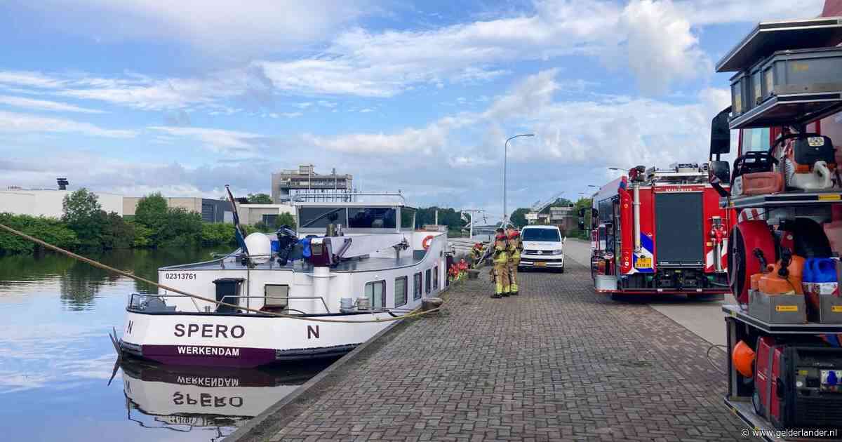 Binnenvaartschip zinkende in Hengelo, brandweer met meerdere eenheden ter plaatse