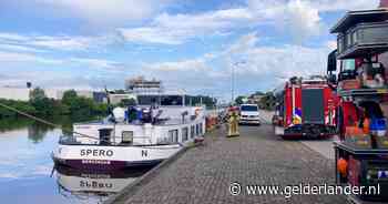 Binnenvaartschip zinkende in Hengelo, brandweer met meerdere eenheden ter plaatse