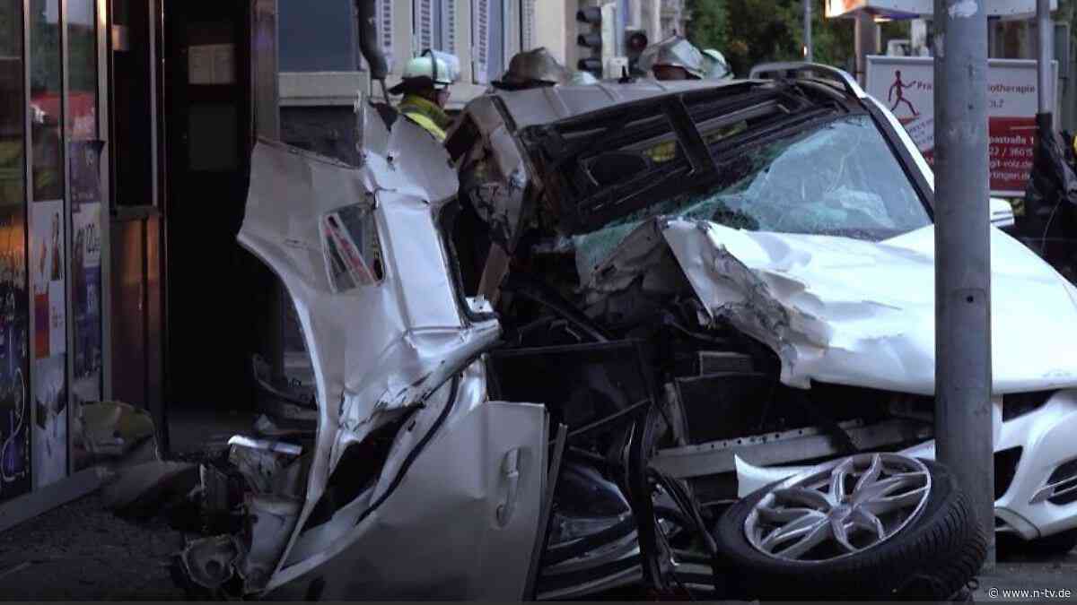 Fahrer wohl viel zu schnell: Auto rast in Fußgänger - zwei junge Frauen tot