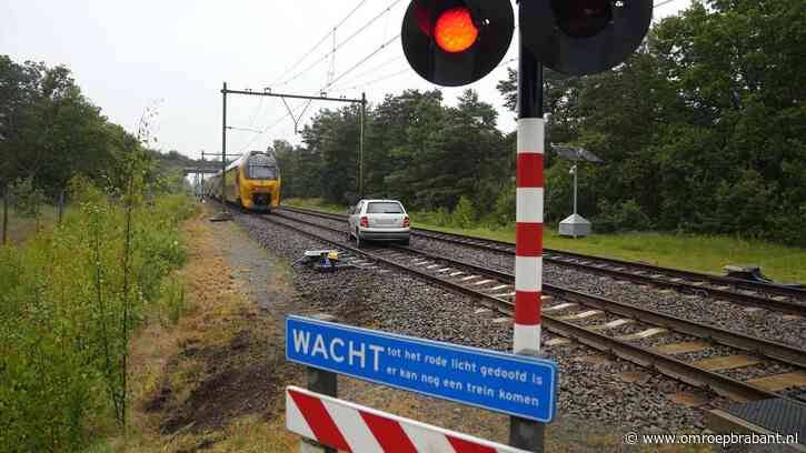 Auto op het spoor, geen treinen tussen Eindhoven en Weert