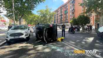 Incidente sulla Magliana, auto di ribalta dopo uno scontro vicino alle strisce: un ferito grave