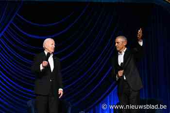 Obama helpt ‘bevroren’ Biden van het podium in Los Angeles