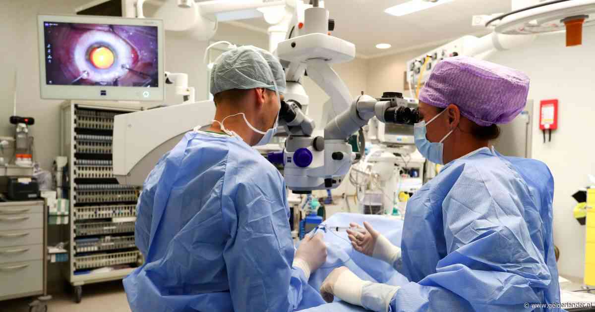 Artsen opereren bij staar beide ogen tegelijk: ‘Bij het tweede oog doen we alsof er een nieuwe patiënt is’