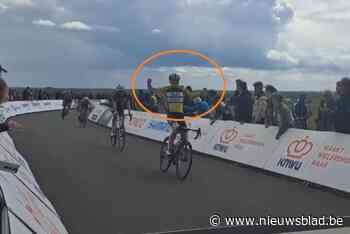 VIDEO. Zijn handen in de lucht steken, kost hem de titel: onwaarschijnlijk drama tijdens NK wielrennen door regelneverij
