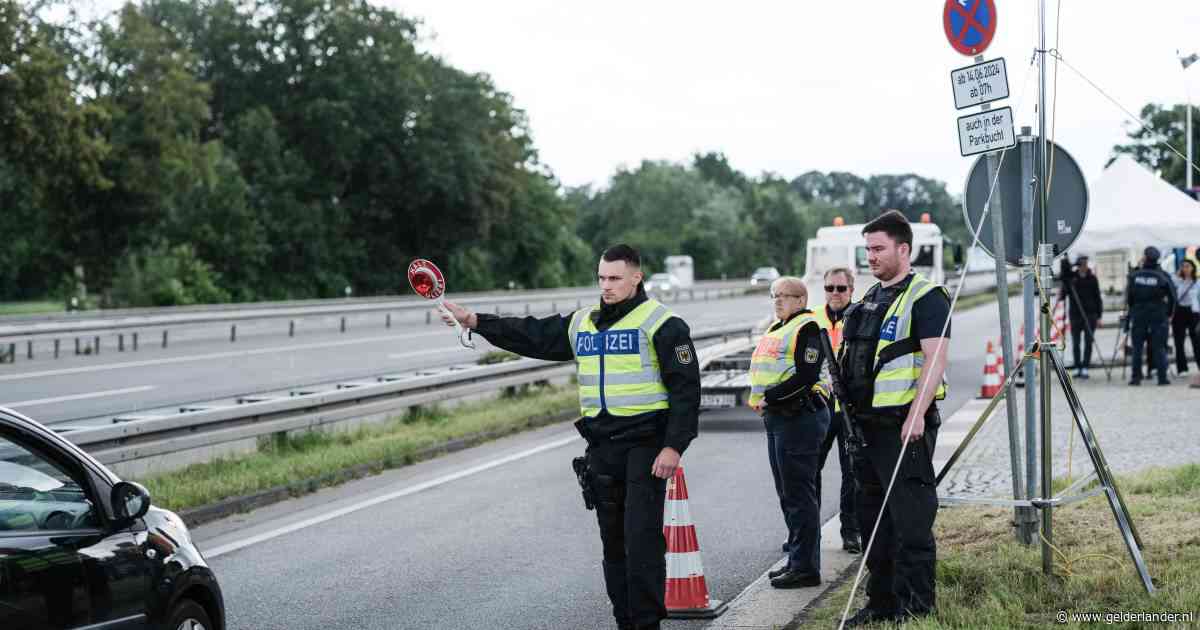 Lange file op A76 richting Duitsland door EK-controle bij grens om relschoppers buiten de deur te houden