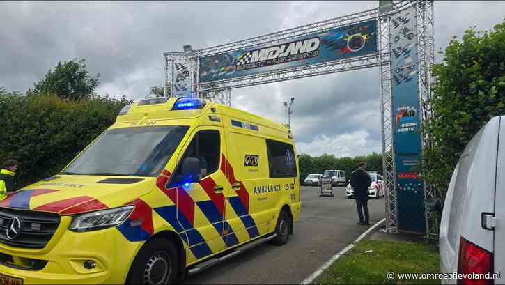 Lelystad - Raceauto crasht op Midland Circuit bij luchthaven, bestuurder bekneld