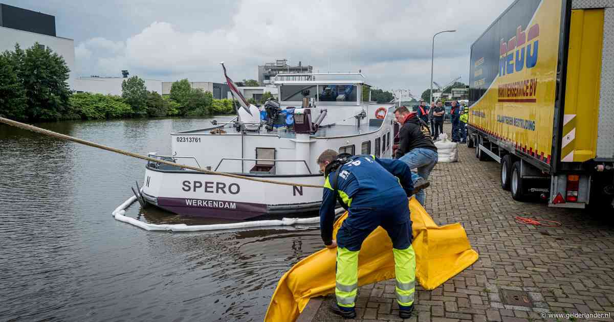 Duur foutje, schip van 86 meter ‘zinkt’ in Hengelo: ‘Het werd alleen maar erger’