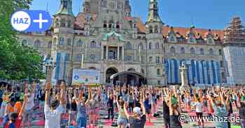 Yoga-Tag im Maschpark hinter dem Rathaus: Kulturdezernentin gibt Übungsstunde