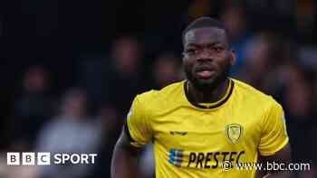 Mansfield sign ex-Burton midfielder Oshilaja