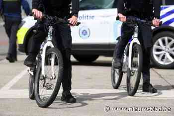 Bejaarde fietser haalt gevaarlijke toeren uit in verkeer en botst op agente: “Maar niet opzettelijk”