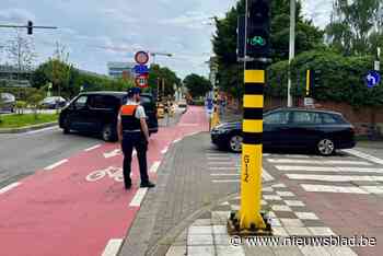 Werken aan kruispunt Nekkerspoel zorgen voor files op Zandpoortvest, politie helpt verkeer handje