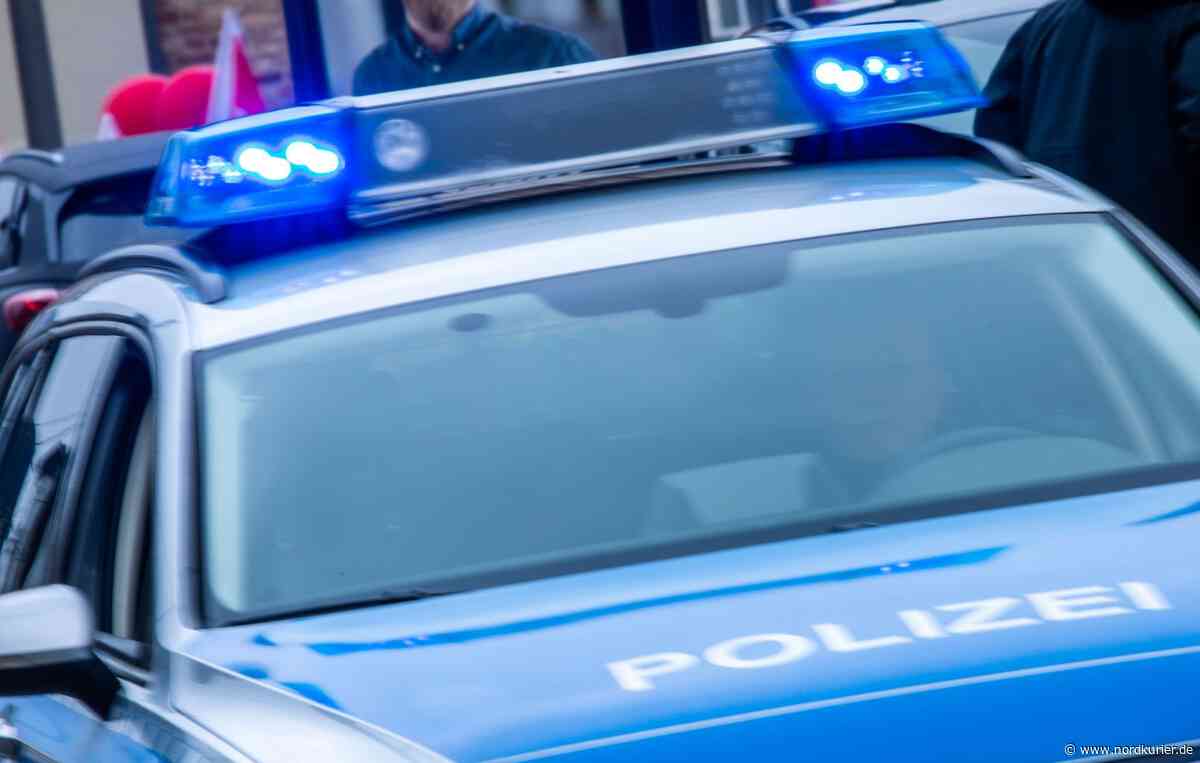 Betrunkener Autofahrer fährt in Rostock Straßenlaterne um und flüchtet