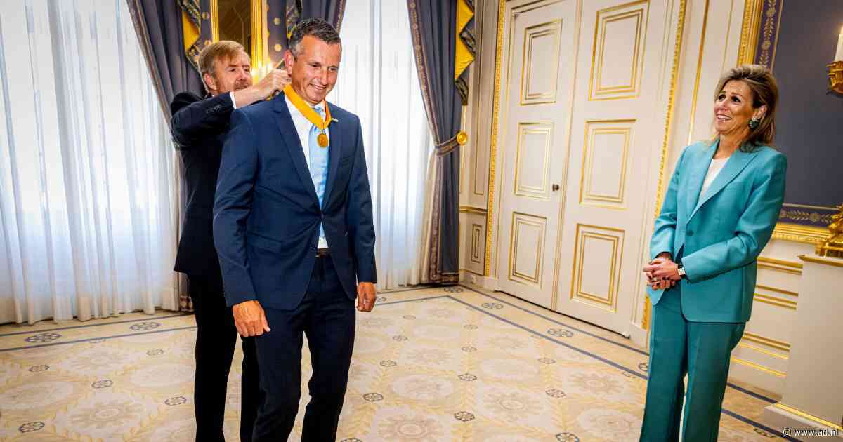 Koning Willem-Alexander reikt Eremedaille uit aan Richard Krajicek