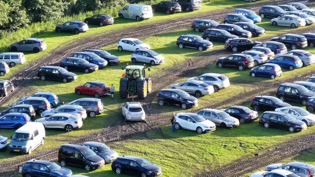 Auto's van Oerol-bezoekers kunnen inmiddels zelf van parkeerplek wegkomen