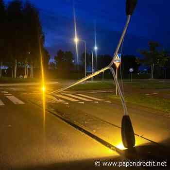 Automobilist rijdt lantaarnpaal omver op Noordkil en gaat er snel vandoor