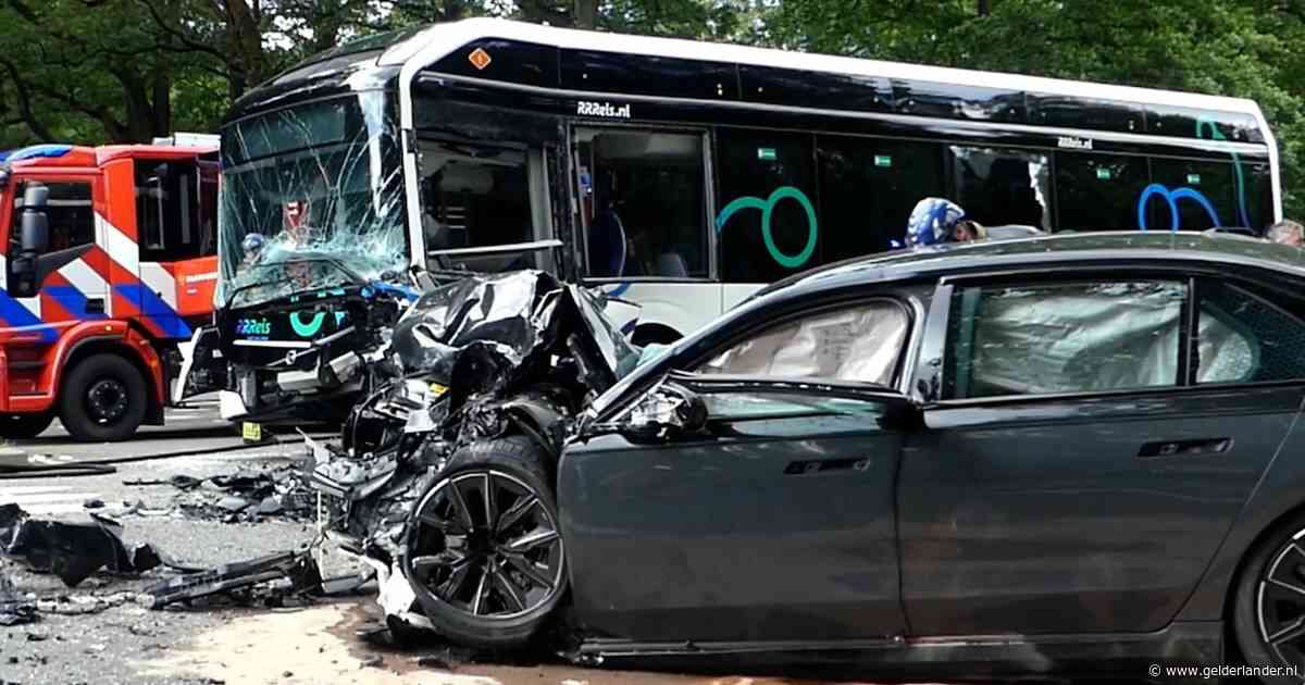 Buschauffeur doet verhaal over ongeluk met lijnbus: 'Ik hoor mezelf nog zeggen, godverdomme, klootzak’
