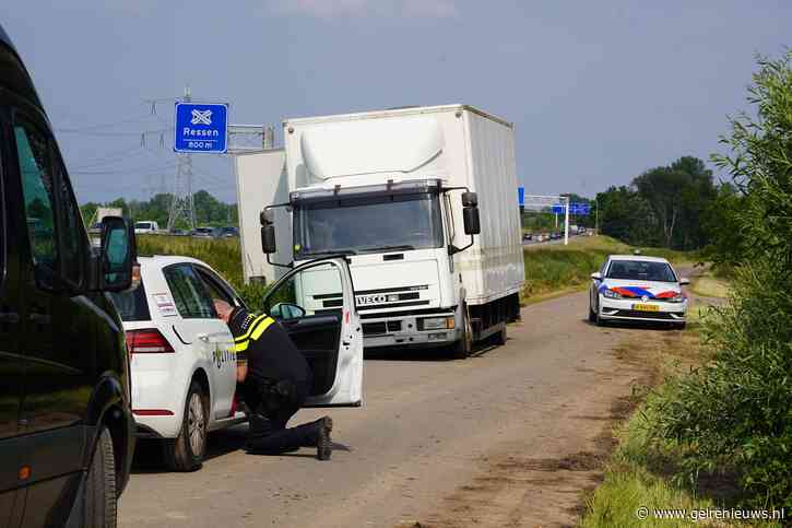 Vrachtwagen met mogelijk drugsafval gedumpt langs snelweg