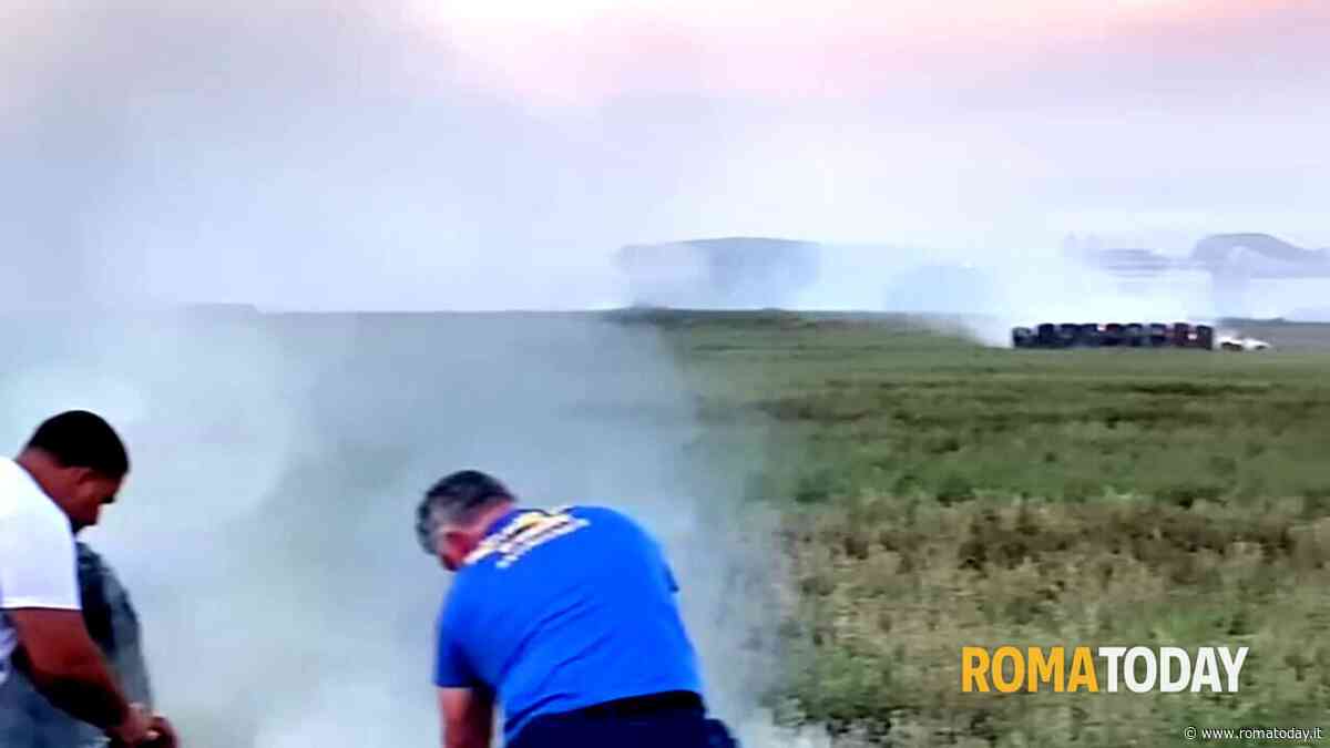 VIDEO | Maxi incendio a Rocca Cencia, bruciate balle di fieno. I residenti: "Aria irrespirabile"