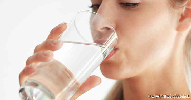 “Ho appena pagato 500 dollari per sentirmi dire da un dottore che devo bere”. Ma troppa acqua può davvero far male alle salute?