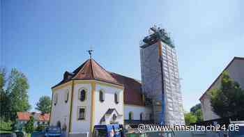 Nach 15 Jahren krönen Kugel und Kreuz wieder den Kirchturm von Oberornau