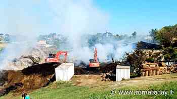 Incendio al vivaio: brucia un capannone pieno di legna