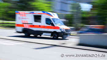 Autofahrerin (23) aus Kreis Rosenheim kracht bei Kraiburg in Gabelstapler