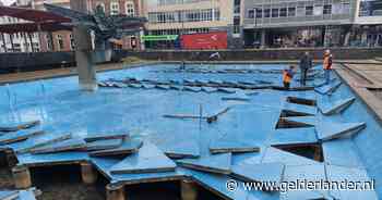 Losse panelen en mannen met oranje hesjes: dit is waarom deze bekende fontein in Arnhem openligt
